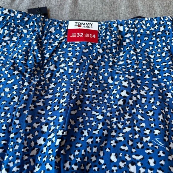 Tommy Hilfiger Adaptive Tommy Print Midi Skirt with Pull Up Loops, Size 14 - Picture 2 of 8